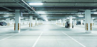 Temiz beyaz yeraltı otoparkının yatay görüntüsü