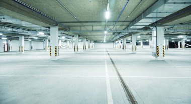 Temiz beyaz yeraltı otoparkının yatay görüntüsü