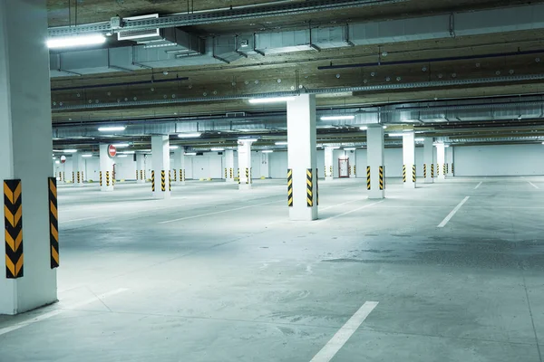 Temiz beyaz yeraltı otoparkının yatay görüntüsü