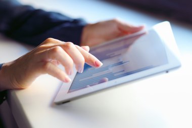 Sayısal tablet tutan iş kadını