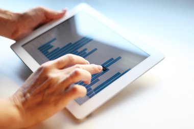 Sayısal tablet tutan iş kadını