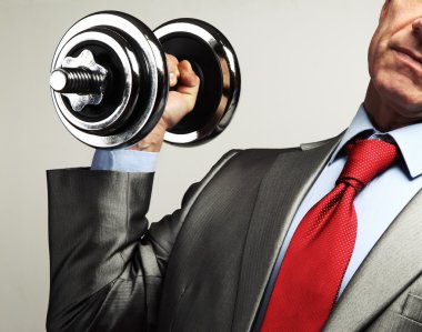 Dumbbell yükselterek takım elbiseli işadamı görüntüsü. Vergi yükü concep
