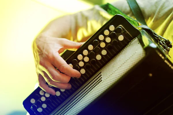 Изображение музыканта, играющего на аккордеоне крупным планом — стоковое фото
