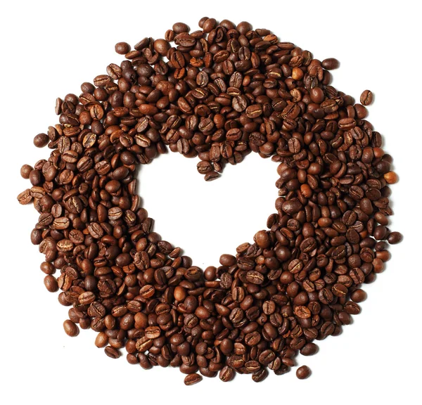 Immagine di chicchi di caffè torrefatto a forma di cuore isolati su bac bianco Foto Stock