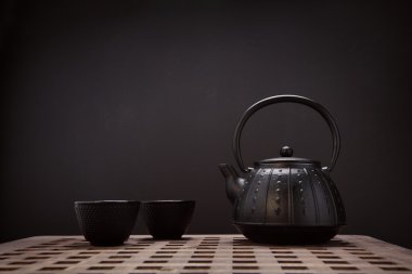 geleneksel Doğu çaydanlık ve teacups ahşap masa görüntü