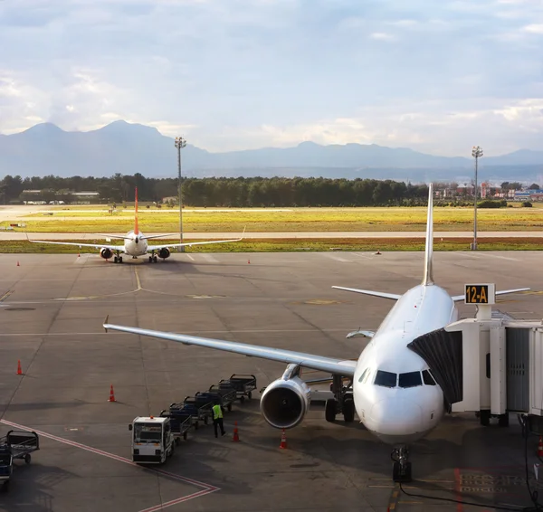 飛行機は離陸の準備をターミナルのゲートで — ストック写真