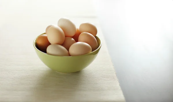 Imagem de ovos de frango marrons frescos em uma chapa — Fotografia de Stock