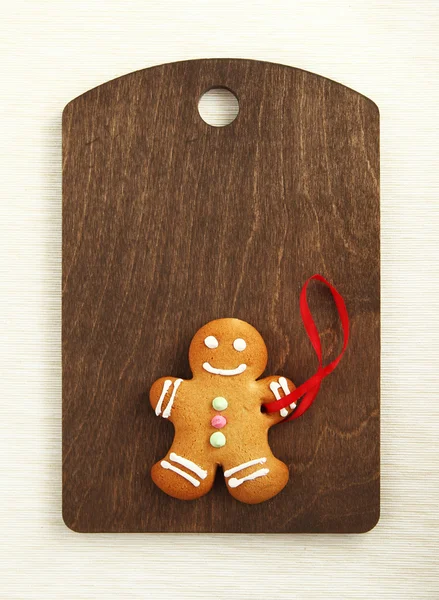 Image de Gingerbread man sur planche à découper brune — Photo