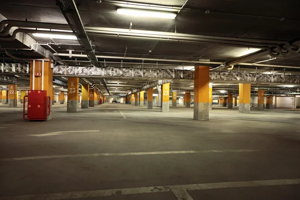 形象的停车场车库地下内部，黑暗工业埠 — 图库照片