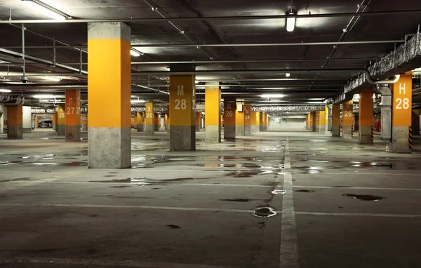 Immagine di garage sotterraneo interno, scuro industriale bu Foto Stock