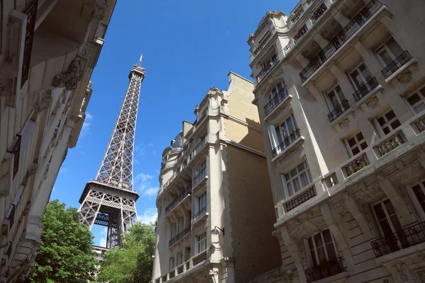 Vista de la calle de la Torre Eiffel en París, Francia — Foto de Stock