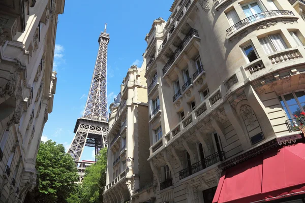 Vista de la calle de la Torre Eiffel en París, Francia — Foto de Stock