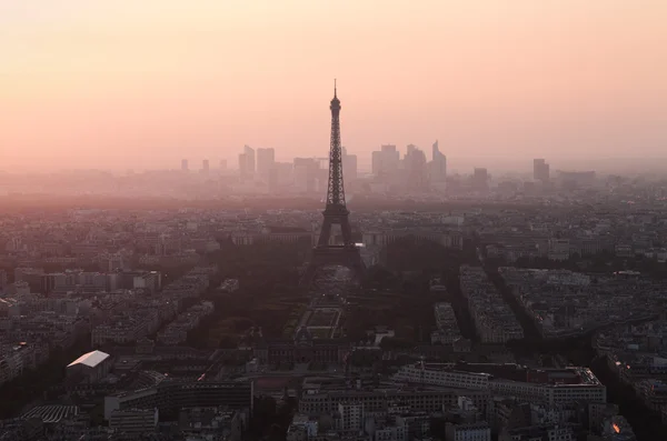 Vista nocturna de la torre Eiffel en París, Francia — Foto de Stock