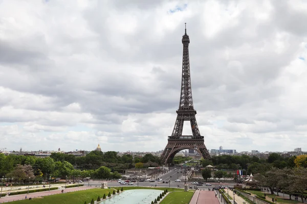 पेरिस, फ्रांस में एफ़ेल टॉवर पर देखें। बादल दिन — स्टॉक फ़ोटो, इमेज