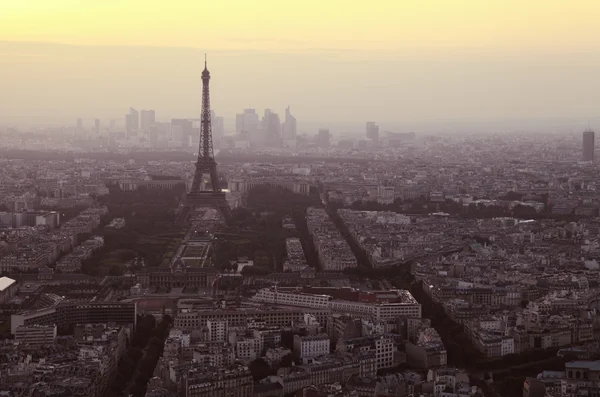 Vista nocturna de la torre Eiffel en París, Francia — Foto de Stock