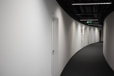 Koridor siyah tavan ile bina iş