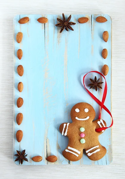 Image de Gingerbread man sur planche à découper vintage bleue — Photo