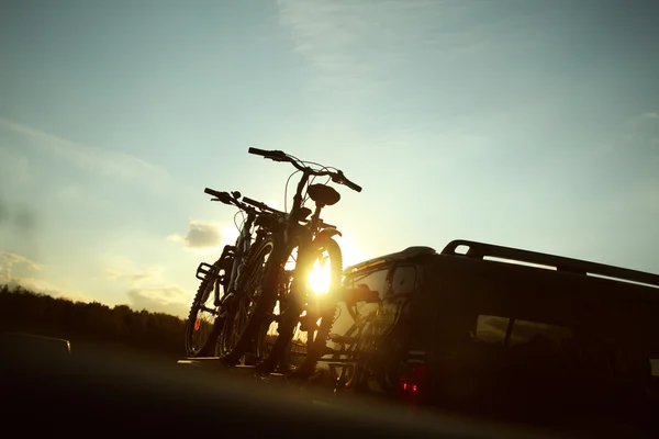Перевезення велосипедів - два велосипеди на задній частині автомобіля — стокове фото
