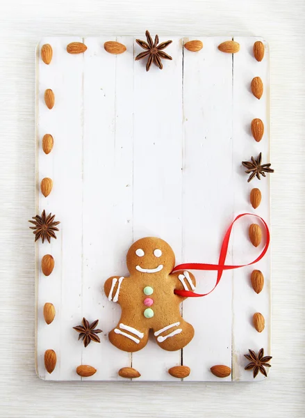 Image de Gingerbread man sur planche à découper vintage blanche — Photo