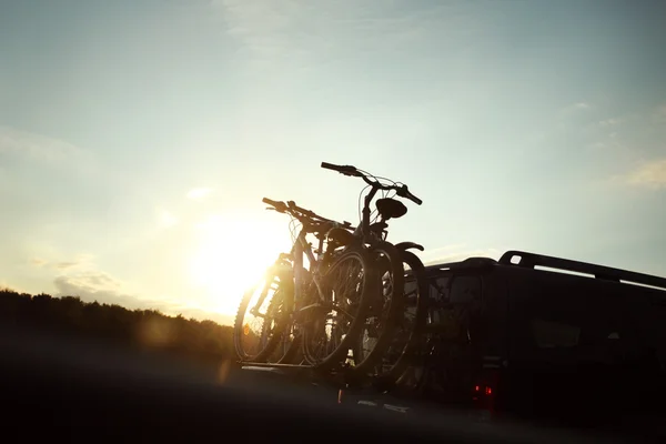 Fahrradtransport - zwei Fahrräder auf dem Rücken eines Autos — Stockfoto