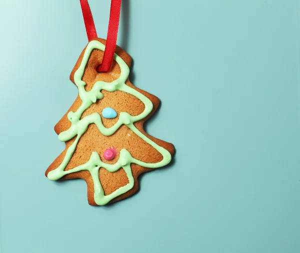 Image de biscuit d'arbre de Noël en pain d'épice sur fond bleu — Photo