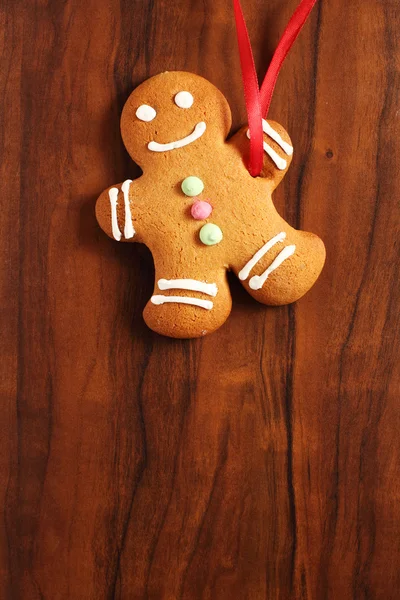 Afbeelding van Gingerbread man cookie over bruin houten textuur — Stockfoto