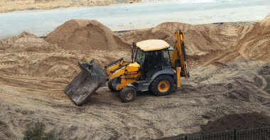 Sarı traktör görüş yüksek açısı inşaat yer