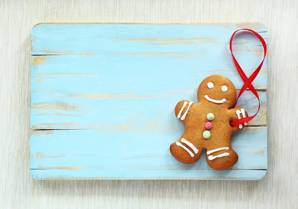 Image de Gingerbread man sur planche à découper vintage bleue — Photo