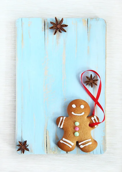 Image de Gingerbread man sur planche à découper vintage bleue — Photo