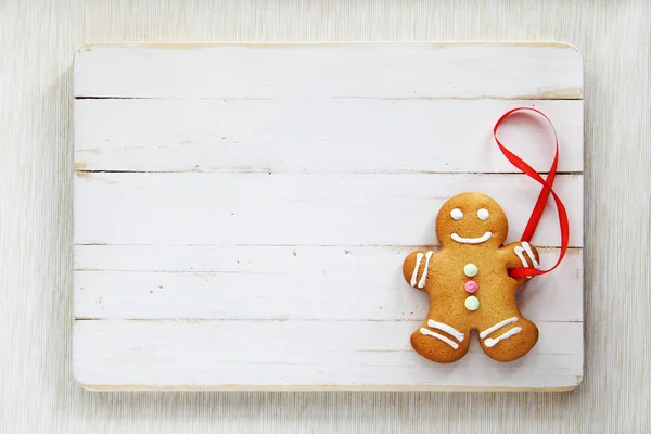 Image de Gingerbread man sur planche à découper vintage blanche — Photo