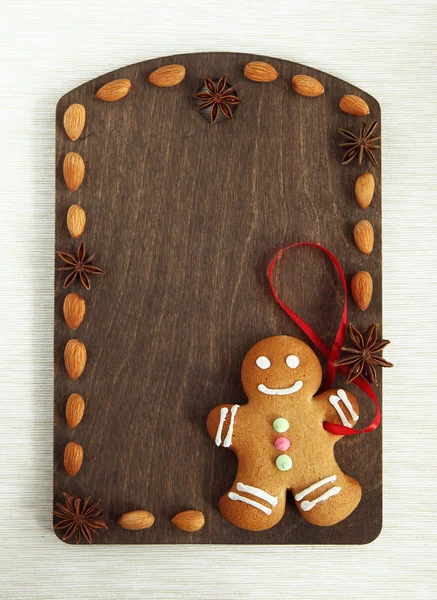 Image de Gingerbread man sur planche à découper brune — Photo