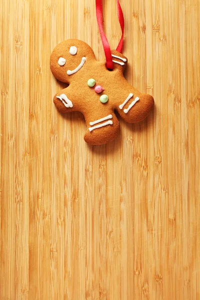 Image Gingerbread man cookie sur la texture en bois avec copyspa — Photo