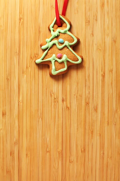 Image de biscuit de sapin de Noël en pain d'épice sur la texture en bois — Photo