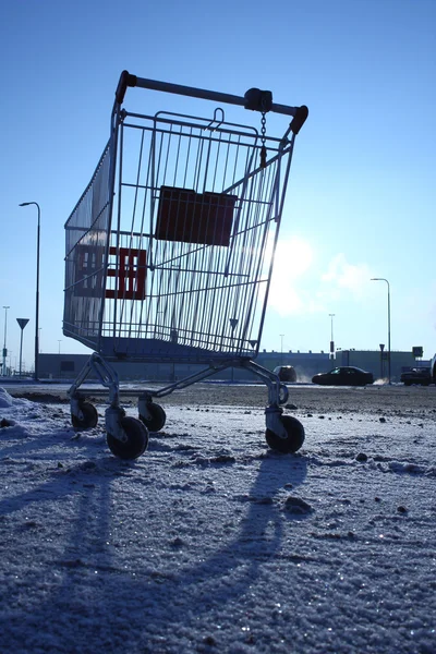 巨大な店の近くの空の駐車場に空っぽのショッピング カートのイメージ — ストック写真