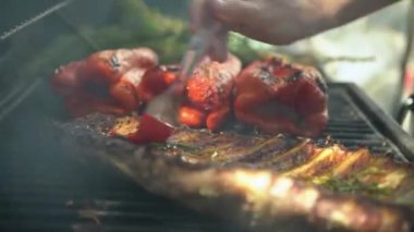 4K, Şef barbekü ızgarası için domuz pirzolasına lezzetli sos ve sos koydu. Tatil tatillerinde Bahçe Evi 'nde barbekü için ızgara et yakın. İspanya 'da yemek pişiren adam