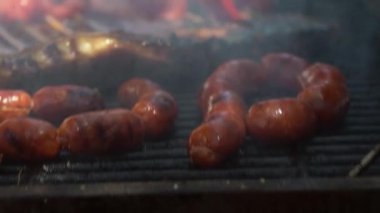 Yavaş çekim şefi barbekü ızgarası için domuz pirzolası ve sosa lezzetli sos koydu. Tatil tatillerinde Bahçe Evi 'nde barbekü için ızgara et yakın. İspanya 'da yemek pişiren adam