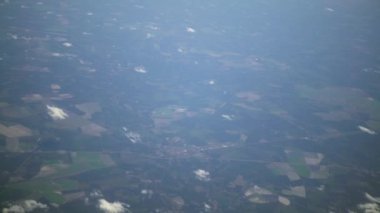 4K, gerçek uçak gündüz gökyüzündeki bulutların üzerinde uçar. Uçan ticari yolcu uçağının havası. Europa-Dan 'deki bir uçağın manzarası harika.