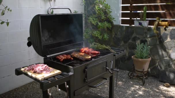 肋骨の豚肉とバーベキュー 赤唐辛子とスペイン語の振り子は家の庭の木炭グリルで揚げられています おいしい焼き肉でシェフの料理バーベキュー — ストック動画