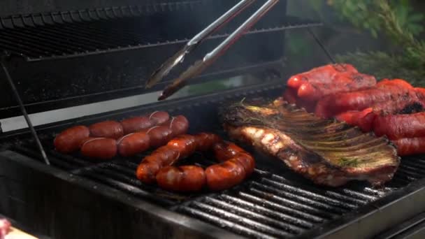 Chef Cocinando Chorizo Español Costillas Cerdo Parrilla Barbacoa Muy Deliciosa — Vídeo de stock