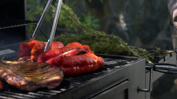Chef Cámara Lenta Cocinando Delicioso Pimiento Rojo Cerdo Costillas Parrilla — Vídeos de Stock