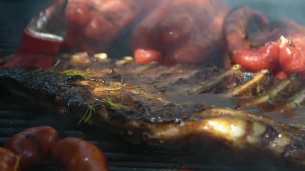 Chef Cámara Lenta Poner Deliciosa Salsa Condimentos Las Costillas Cerdo — Vídeo de stock