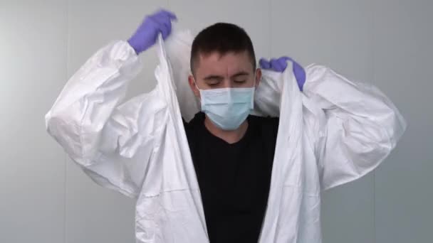 Een Jonge Mannelijke Verpleegster Verkleed Het Beschermende Pak Een Ziekenhuis — Stockvideo