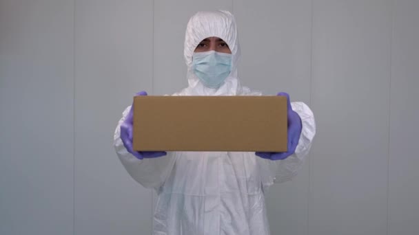 Koruyucu Kıyafetli Bir Erkek Hemşire Hastanede Bir Kutu Gösteriyor Coronavirus — Stok video