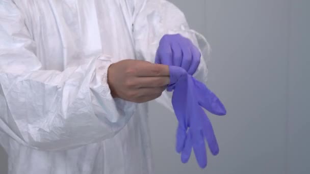 健康な患者を治療するために手袋を着用することで医療従事者が準備します 看護婦は保護服のPpeを身に着けている コロナウイルス — ストック動画
