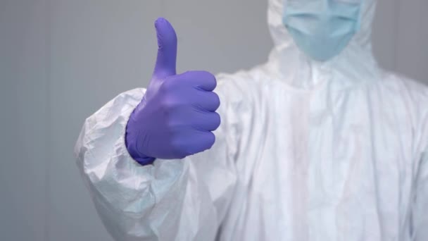 Κοντινό Πλάνο Μιας Νοσοκόμας Προστατευτική Στολή Που Ξεσηκώνει Τους Αντίχειρες — Αρχείο Βίντεο