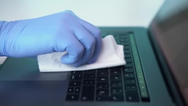 Persoon Die Het Toetsenbord Van Een Laptop Schoonmaakt Desinfecteert Met — Stockvideo