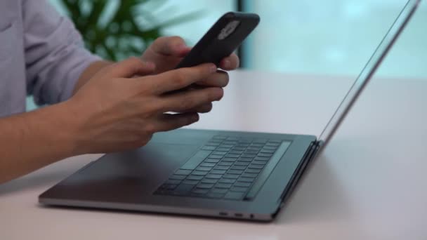 Persona Negocios Escribiendo Portátil Recogiendo Teléfono Inteligente Una Oficina Empresario — Vídeo de stock