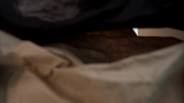 PPE açık teslimat internet alışveriş kutusu giyen bir adam. Erkek müşteri e-ticaret siparişini sayarken ve incelerken kutular dolusu ilaç almış, ev karantinası Coronavirus kilitleme kavramı.