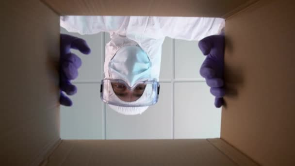 Médico Con Traje Protector Máscara Médica Abre Cierra Una Caja — Vídeos de Stock