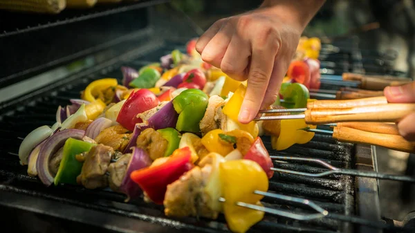 Man Med Grill Koka Läcker Spett Grillat Kött Mat Tillagad — Stockfoto